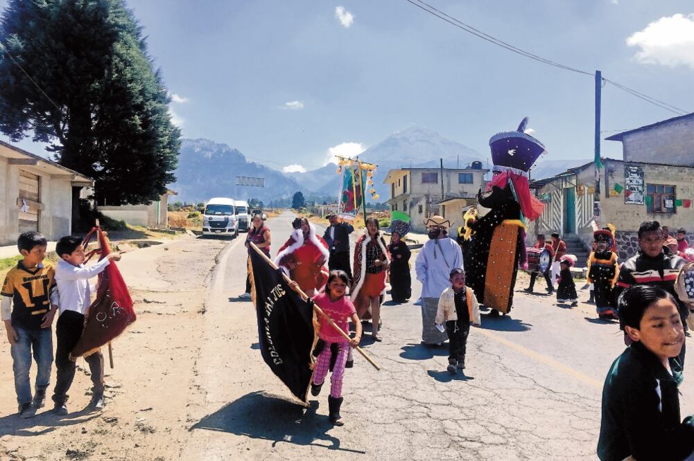 San Pedro Nexapa amaneció libre de nubosidad por el aire que sopló fuerte la noche del lunes; la gente acudió a la parroquia a venerar a San José Carpintero. Foto: EMILIO FERNÁNDEZ. EL UNIVERSAL