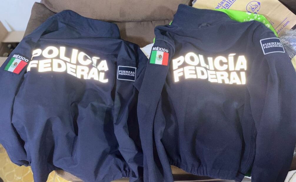 Caen en CDMX dos narcomenudistas que utilizaban chamarras de la extinta Policía Federal. Foto: Especial