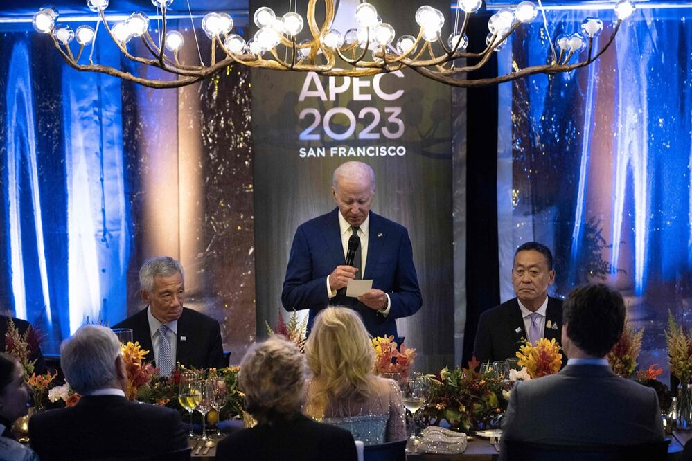 El presidente de Estados Unidos, Joe Biden, hace un brindis durante la Semana de Líderes del Foro de Cooperación Económica Asia-Pacífico (APEC), en San Francisco. Foto: AFP