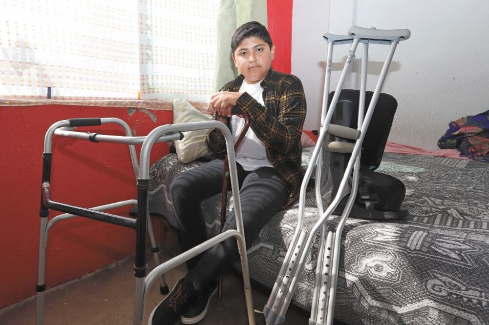 Hace dos años Edwin Sánchez Galicia estuvo a punto de perder un pie, pero gracias al apoyo de sus padres y del IMSS hoy puede caminar de nuevo. Foto: BERENICE FREGOSOS. EL UNIVERSAL