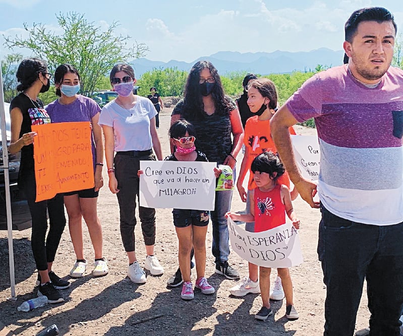 Familiares de los tres mineros que permanecen atrapados esperan noticias, pero los trabajos podrían tardar todavía varios días. Foto: ESPECIAL