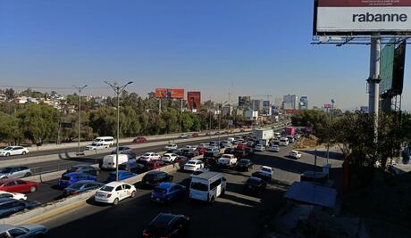 Tráfico intenso en Periférico Norte por obras de rehabilitación; cortes viales entre Naucalpan y Tlalnepantla
