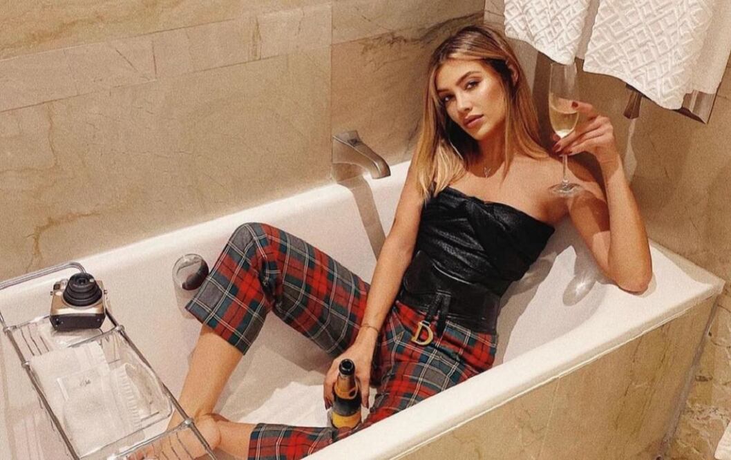 Un minivestido negro fue la pieza clave para el asombroso look de Michelle Salas / Foto: Instagram @michellesalasb