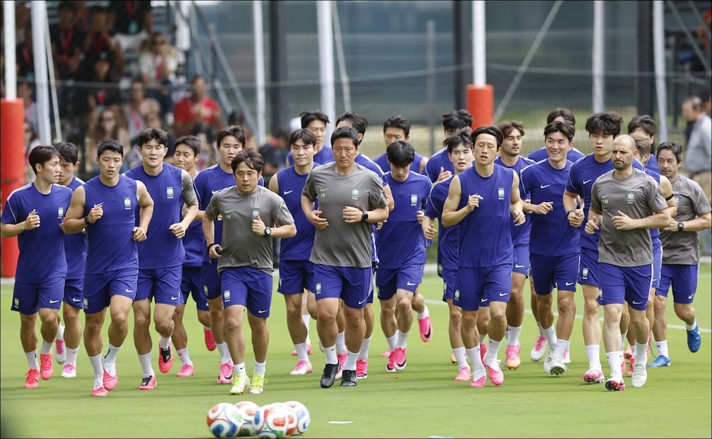 Corea del Sur ya entrenó en Verde Valle y recibió mensaje de apoyo por parte de Amaury Vergara / Foto: EFE