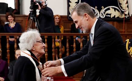 Rey de España se limita a hablar de México en premio a Ida Vitale