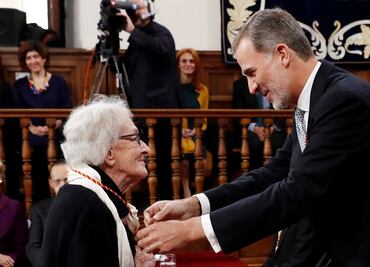 Rey de España se limita a hablar de México en premio a Ida Vitale