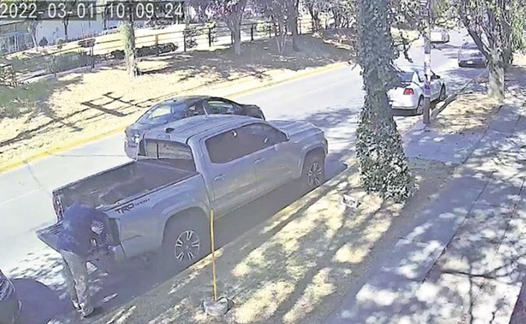 El 1 de marzo, cámaras captaron el momento en que un sujeto desprende partes de una camioneta en Ciudad Satélite. Foto: tomada de video