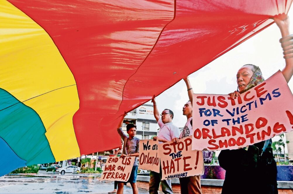 Miembros de la comunidad LGBT en Filipinas durante un tributo a las víctimas de la matanza en el club Pulse, en Orlando, Florida (STEPHEN M. DOWELL. AP)