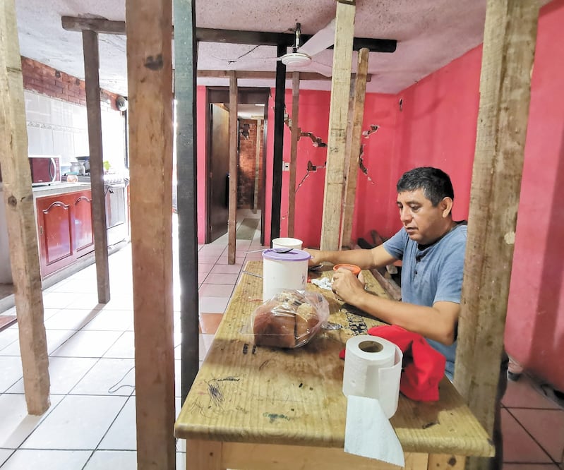 Vicente Romero no sabe si su casa es habitable luego del sismo del pasado 23 de junio, ya que las autoridades no le han entregado un dictamen. EDWIN HERNÁNDEZ. EL UNIVERSAL