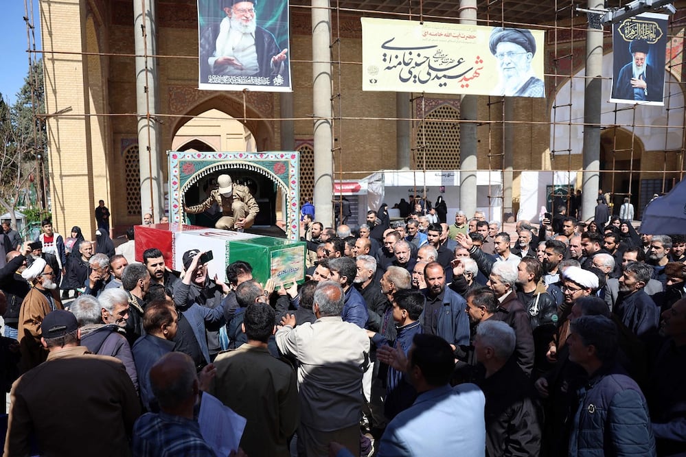 Iraníes participan en un funeral por las víctimas de la guerra con Estados Unidos, en el cementerio Behesht Zahra, al sur de Teherán. FOTO: AFP