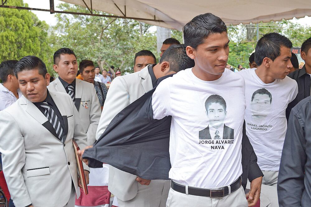 Alumnos graduados del plantel "Raúl Isidro Burgos", de Ayotzinapa, en el evento que se dedicó a los desaparecidos (Foto: Dassaev Téllez / EL UNIVERSAL)