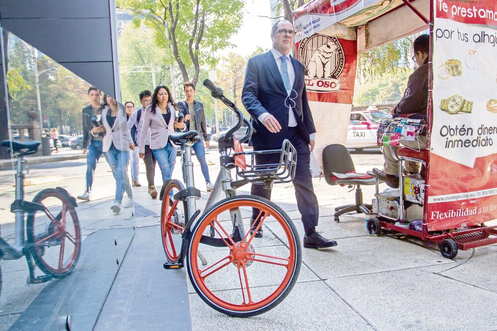 El domingo pasado vecinos de distintas alcaldías exigieron la regulación de scooters y bicicletas sin anclaje; ayer la jefa de Gobierno, Claudia Sheinbaum Pardo, dijo que estas empresas deben pagar una contraprestación económica por el uso del espacio