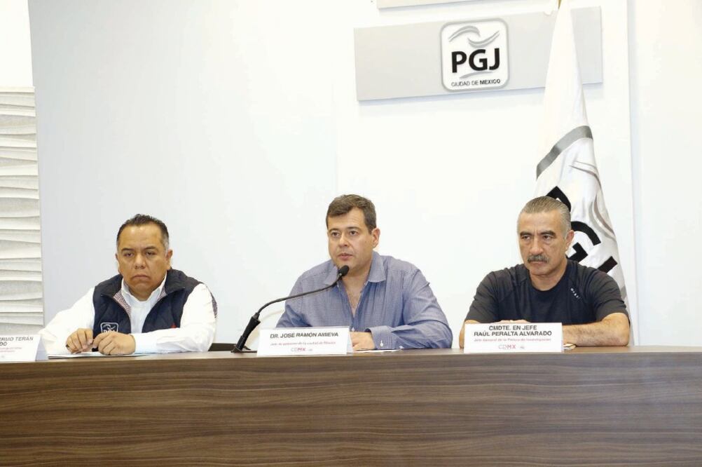 José Ramón Amieva (izq.) aseveró que los hombres detenidos el viernes pasado y liberados ayer están en calidad de testigos, puesto que aportaron elementos para localizar a los responsables del ataque a estudiantes del CCH Azcapotzalco. Foto: CORTESÍA