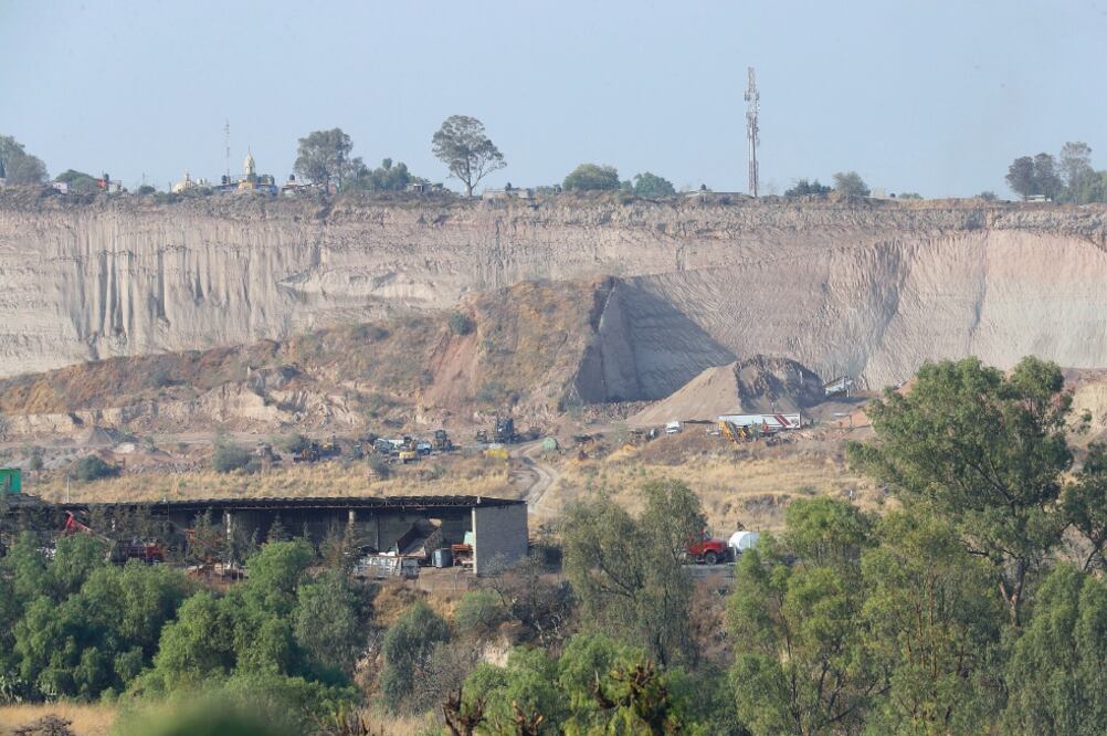 Vecinos de las zonas cercanas a la obra denunciaron, desde hace varios meses, la extracción de material pétreo para realizar la construcción (ARCHIVO. EL UNIVERSAL)