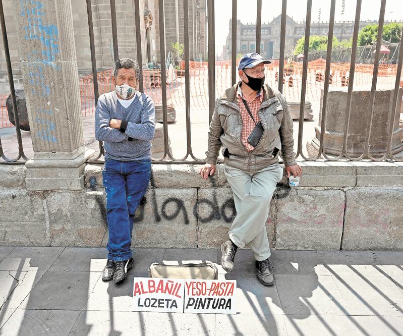 Dos desempleados en el Zócalo de la Ciudad de México. La OIT prevé que la región de las Américas sea la más afectada en el tercer trimestre, con una disminución de las horas de trabajo de 19.8%. Foto: ALFREDO ESTRELLA. AFP