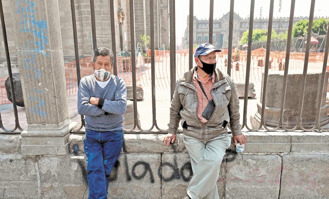 Dos desempleados en el Zócalo de la Ciudad de México. La OIT prevé que la región de las Américas sea la más afectada en el tercer trimestre, con una disminución de las horas de trabajo de 19.8%. Foto: ALFREDO ESTRELLA. AFP