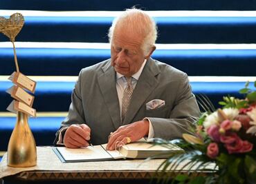 Rey Carlos III, hospitalizado tras presentar "efectos secundarios" de su tratamiento contra el cáncer; cancela compromisos