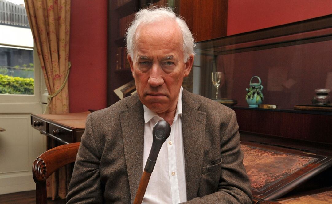  El actor Simon Callow sostiene el bastón perteneciente a Charles Dickens. Foto: AP