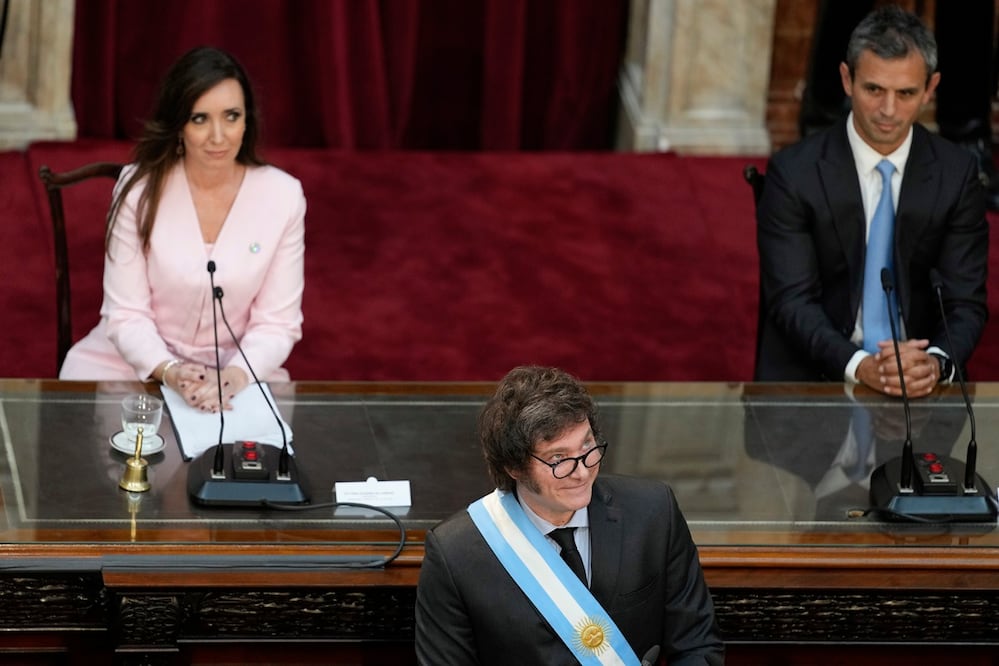 El presidente Javier Milei se dirige a los legisladores durante la sesión inaugural en Buenos Aires, Argentina, el viernes 1 de marzo de 2024. Detrás a la izquierda está la vicepresidenta Victoria Villarruel. Foto: AP