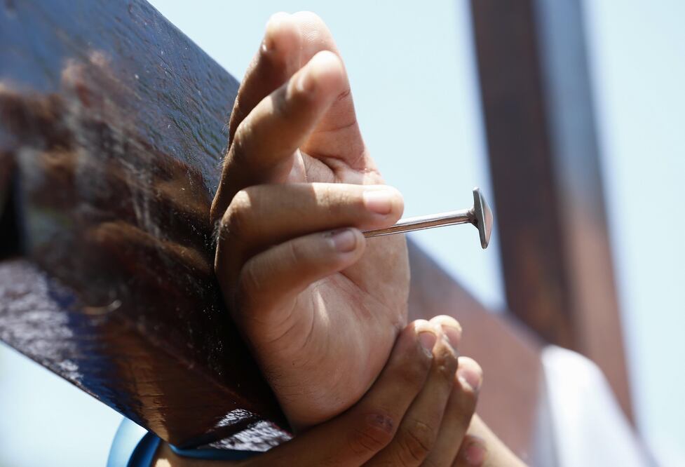 Un penitente filipino es crucificado en público para recordar el sufrimiento de Cristo durante la celebración del Viernes Santo en el norte de Manila. (Foto: EFE)