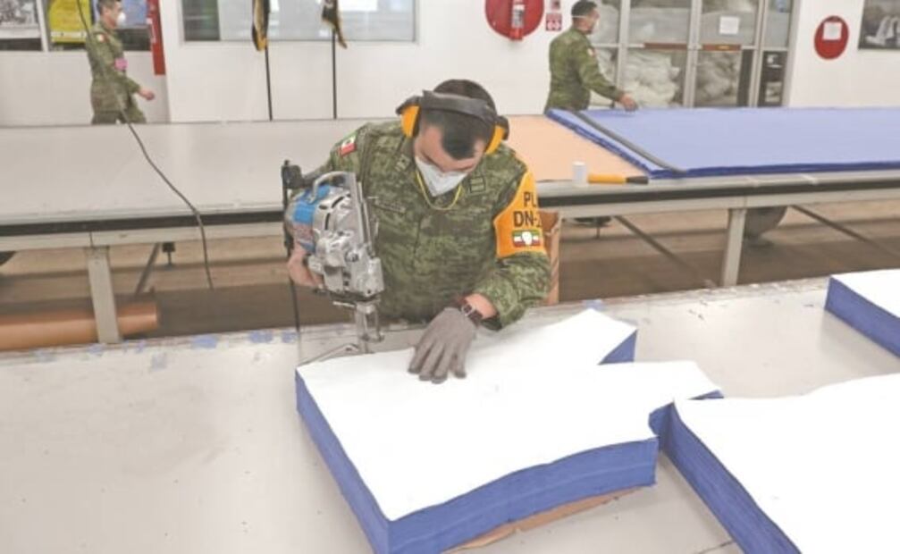 Ejército apoya a médicos contra el Covid: fabrica sus uniformes