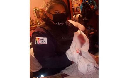 Policías de Neza ayudan a mujer embarazada a dar a luz en su domicilio