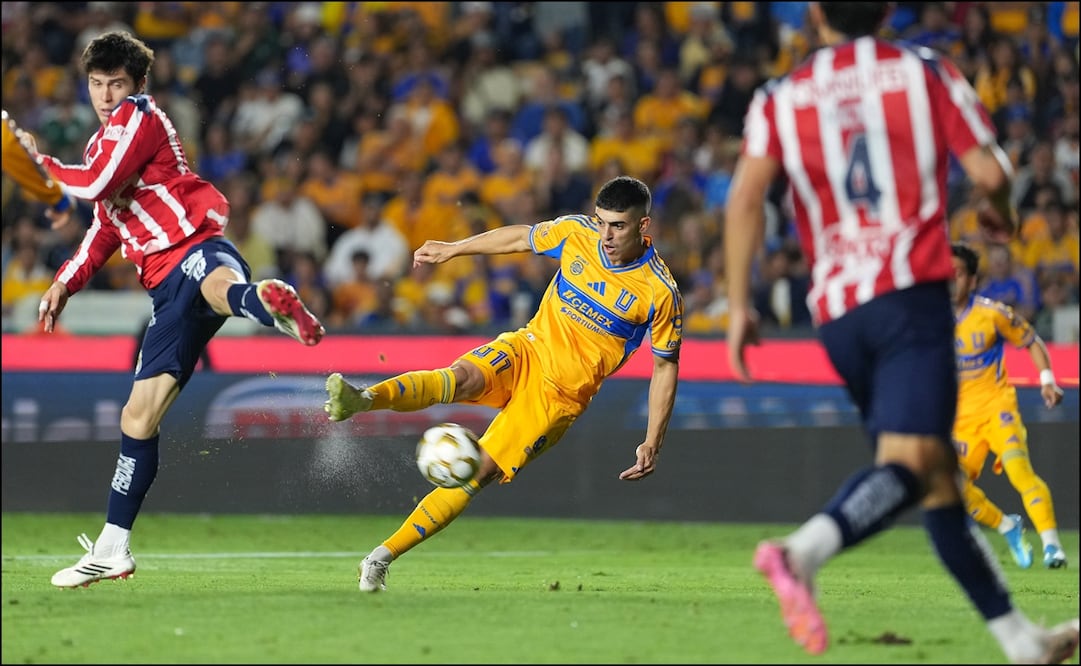 Juan Brunetta dispara de primera intención para marcar el segundo gol de los Tigres. FOTO: Imago7