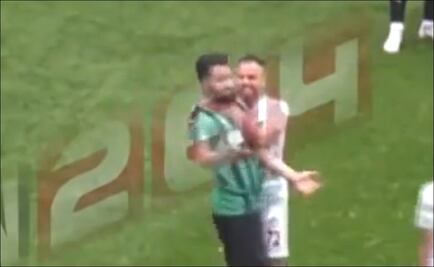 Jugador turco sale al campo con una navaja