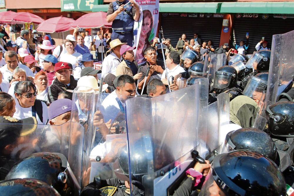 Por la mañana, el grupo de vendedores tuvo un encuentro con elementos de la SSC. Foto: de Francisco Rodríguez. El Universal