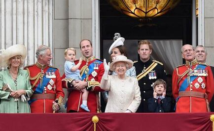 Reina Isabel II celebra su 89 cumpleaños con un desfile militar