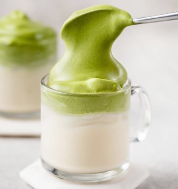 Aprende a preparar Dalgona Matcha Latte, famoso en redes sociales