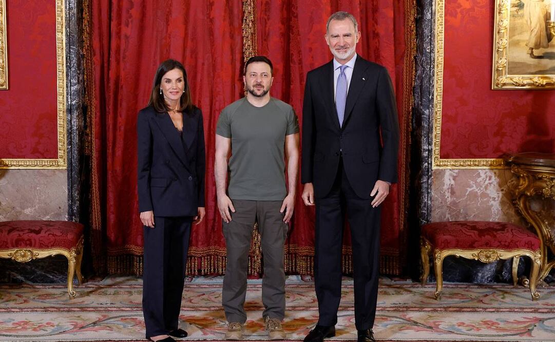 l rey de España Felipe VI (R) y la reina Letizia (I) de España posan para fotografías con el presidente de Ucrania, Volodymyr Zelensky, mientras le dan la bienvenida durante su visita al Palacio Real de Madrid. Foto: AFP