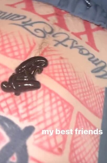 Megan Fox no es la única que bebe sangre de Gun Kelly, también lo hace un grupo de sanguijuelas