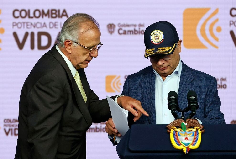 El presidente de Colombia Gustavo Petro habla con el ministro de Defensa Iván Velásquez durante una rueda de prensa en donde denuncian la falta de municiones y proyectiles. FOTO: EFE
