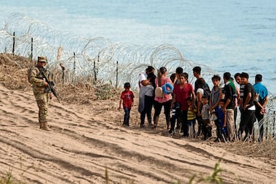 El golpe “despiadado” de Abbott contra migrantes