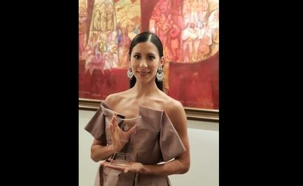 Elisa Carrillo recibe premio en Eslovaquia