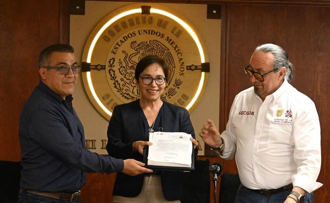 Los secretarios de Gobierno y de Medio Ambiente, Ricardo Ruiz y Marina Robles, respectivamente, entregaron al Congreso capitalino una iniciativa del jefe de Gobierno, Martí Batres, para expedir la Ley Ambiental de la Ciudad de México. Foto: Especial