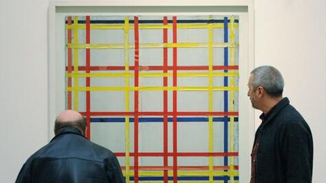 Museo descubre que obra abstracta llevaba décadas colgada al revés