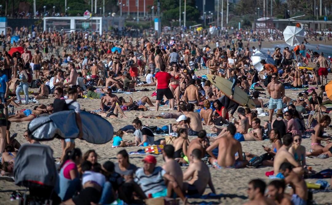 En estos momentos, en España se registran casi medio centenar de brotes de coronavirus (Foto: AP / Archivo)
