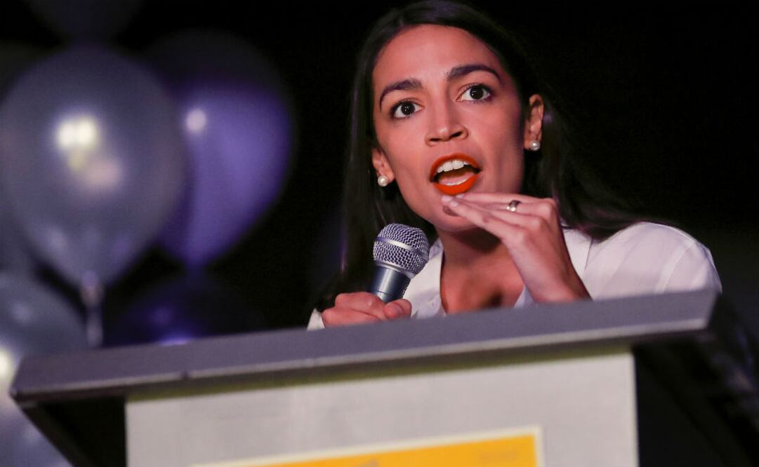 Alexandria Ocasio-Cortez, hija de padre neoyorquino y madre puertorriqueña, nació en el Bronx, habla español y es la antítesis de los políticos conservadores. FOTO: AP