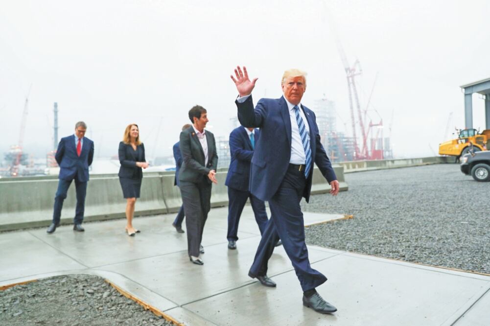 El gobierno del presidente Donald Trump revisará, con las nuevas normas de migración, si los solicitantes de residencia han recibido apoyo social. Foto: JONATHAN ERNST. REUTERS