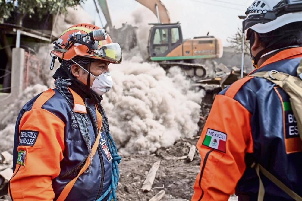 Los Topos de Oaxaca, de la brigada de Búsqueda y Rescate de México, ingresaron a la Zona Cero a las 10:00 horas, en un lugar donde presuntamente se encuentra medio centenar de personas enterradas. Foto: RODOLFO AYALA