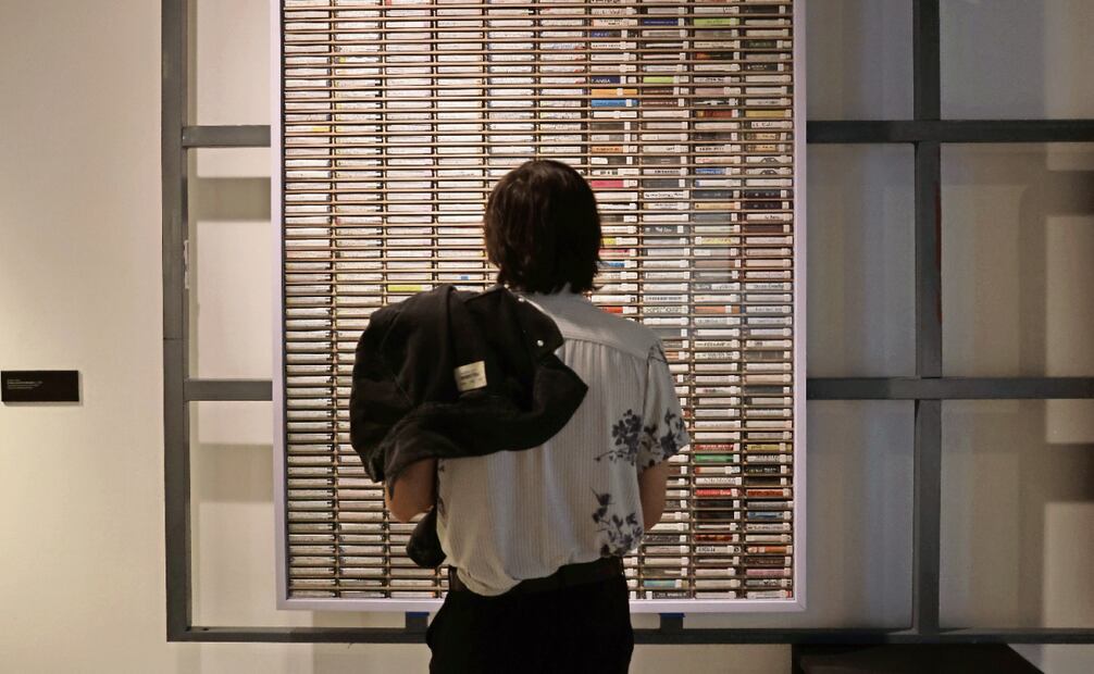 En la exposición hay una pared de casetes que pueden ser consultados por los visitantes. Foto: Fernanda Rojas / EL UNIVERSAL