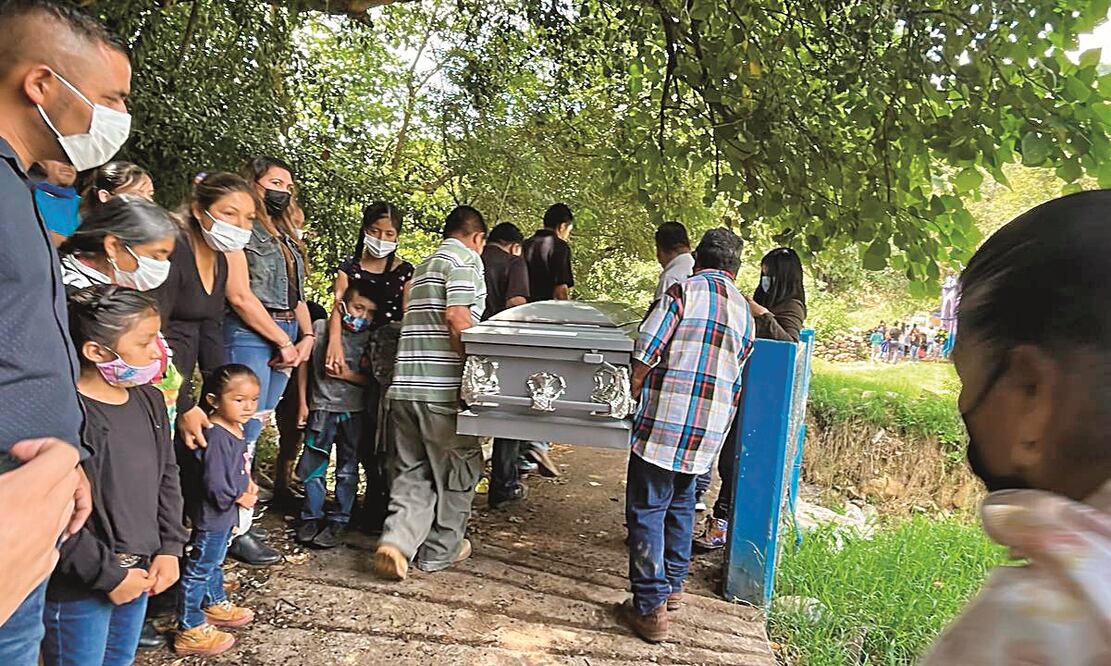 El camposanto de Ahuacatlán se ubica entre dos colinas. Para llegar, familiares cargaron el féretro y pasaron el puente que cruza el río. 