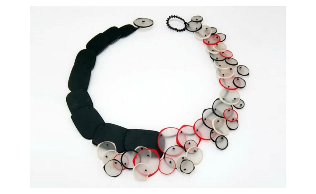 Las joyas que luce Hillary resaltan en su atuendo minimalista, como este collar de Erica Rosenfeld (PPV en ericarosenfelddesigns.com).