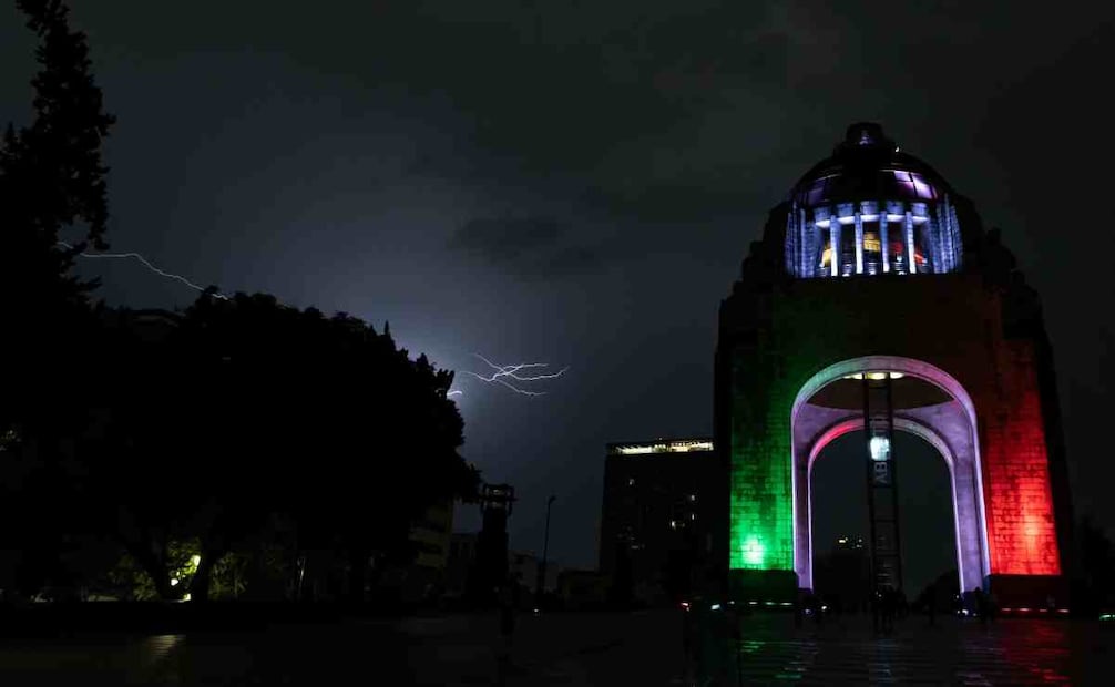 Tormenta eléctrica en la Ciudad de México este 16 de septiembre de 2024. Foto Hugo Salvador/EL UNIVERSAL