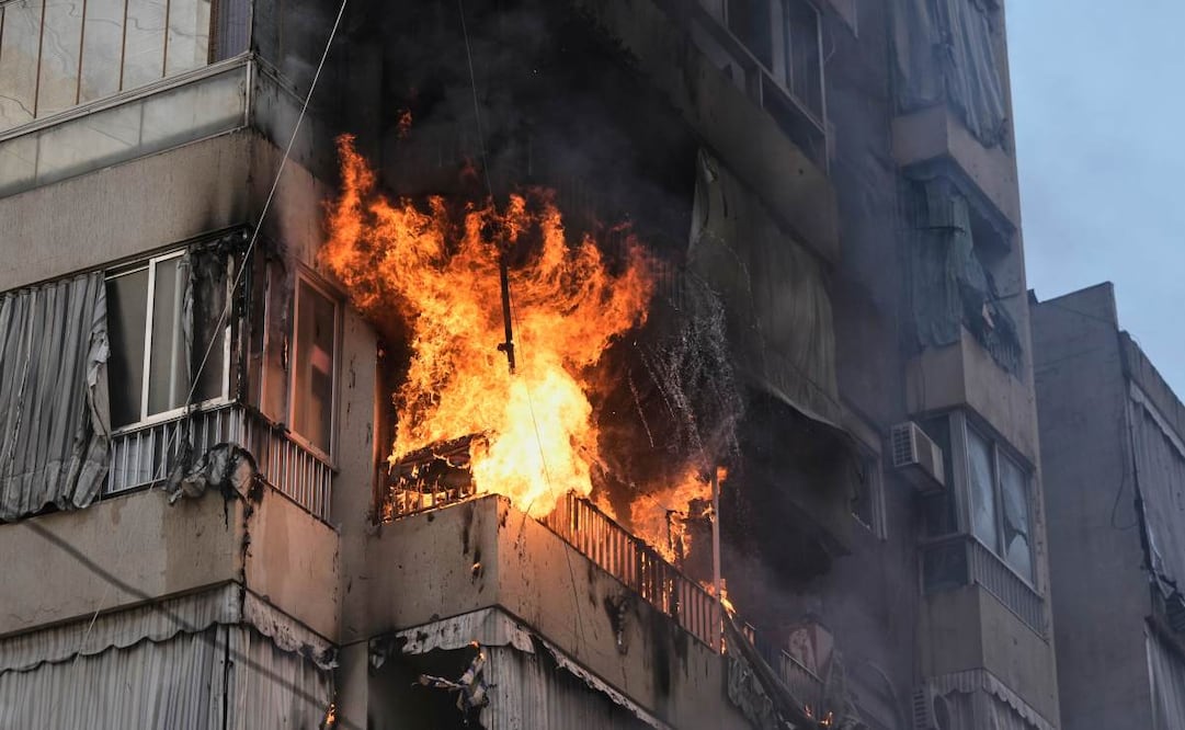Llamas y humo salen de un edificio residencial tras un ataque israelí en el centro de Beirut, Líbano, el miércoles 18 de marzo de 2026. Foto: AP
