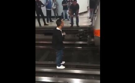 VIDEO: Hombre baja a vías del Metro CDMX, presuntamente buscaba atentar contra su vida