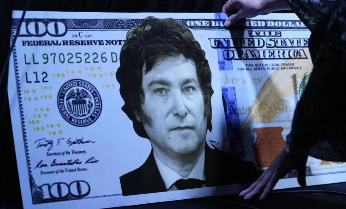 Milei, un economista de derecha, propone abandonar el peso y abrazar el dólar si gana las elecciones presidenciales del 22 octubre. Foto: AP
