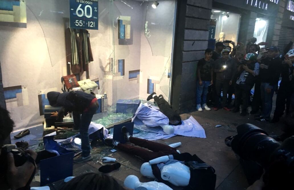 Encapuchados rompen aparador de tienda de trajes en Centro Histórico. Foto: Pedro Villa y Caña